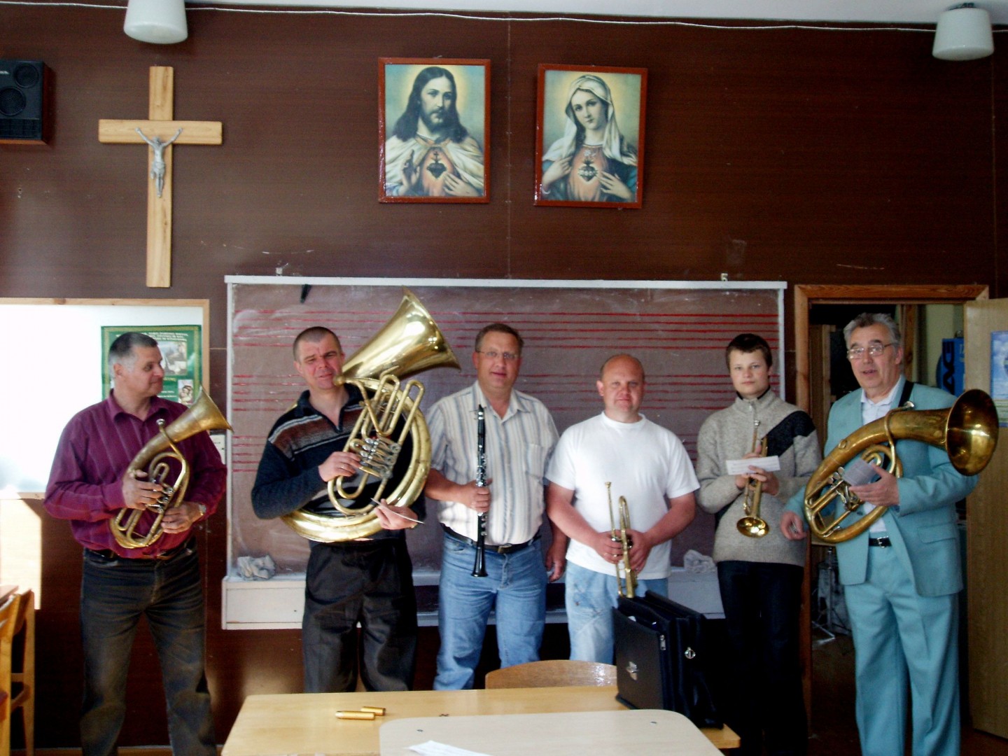 Mykolo Pečiulio (pirmas iš dešinės) vadovaujamas Girkalnio bažnyčios orkestras