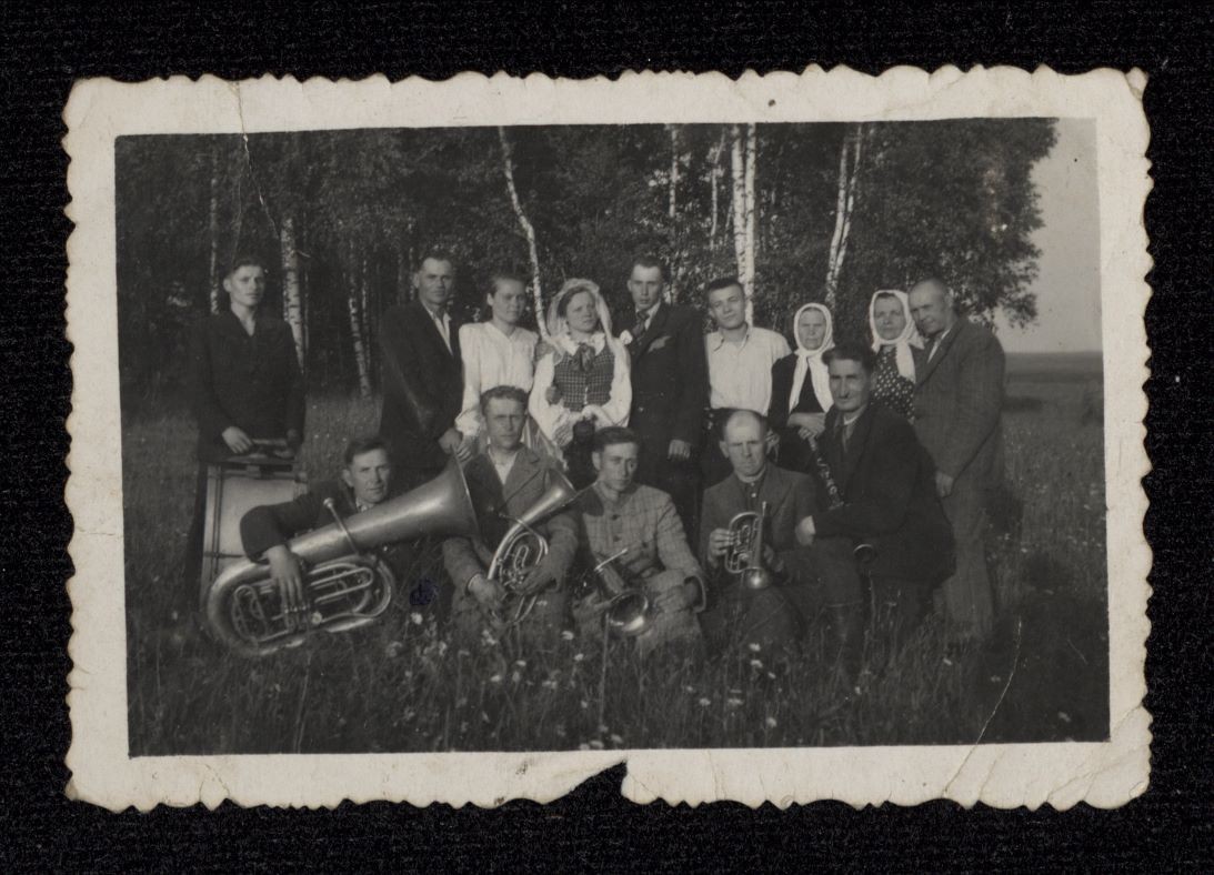 Vinco Bakšio (pirmas iš dešinės) dūdų orkestras vestuvėse. Fotografuota apie 1954 m.