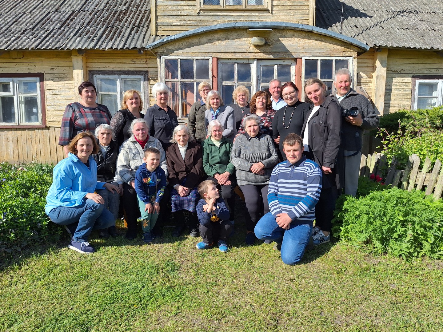 LLTI mokslininkės ir Šukonių giedotojų grupė (V. Bieliako nuotrauka)