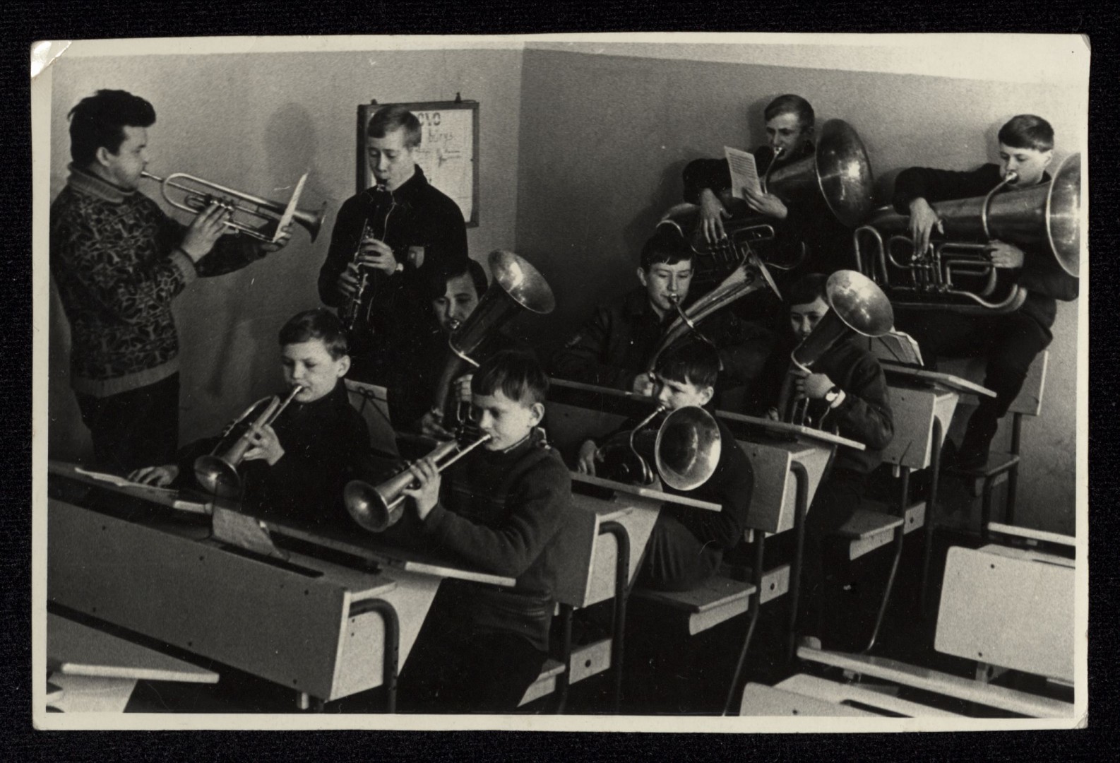 Betygalos vidurinės mokyklos pučiamųjų orkestras su vadovu Juozu Grabausku. Fotografuota apie 1966 m.