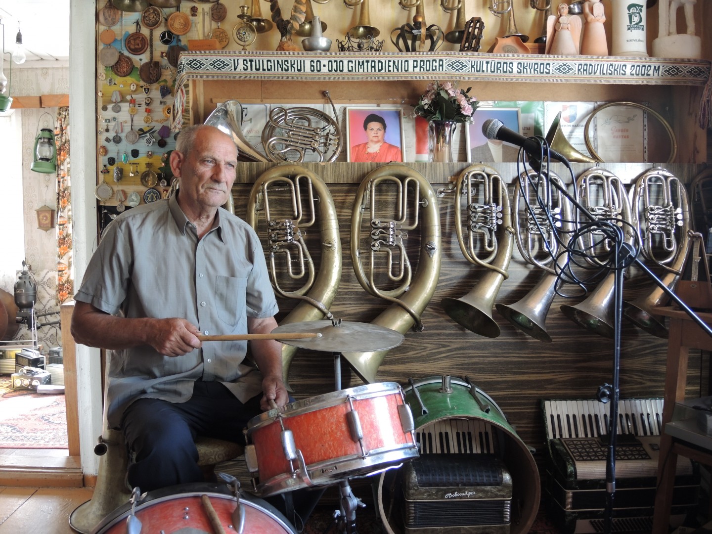 Vaclovas Stulginskas prie savo paties sukauptos muzikos instrumentų kolekcijos. Fotografavo Rūta Žarskienė 2015 m.