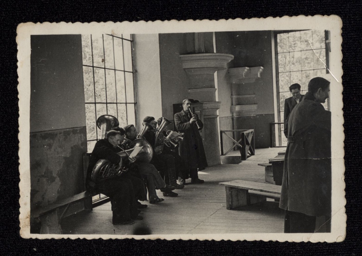 Velykų rytą Betygalos bažnyčioje groja Vinco Bakšio dūdų orkestras. Fotografuota apie 1958–1960 m.